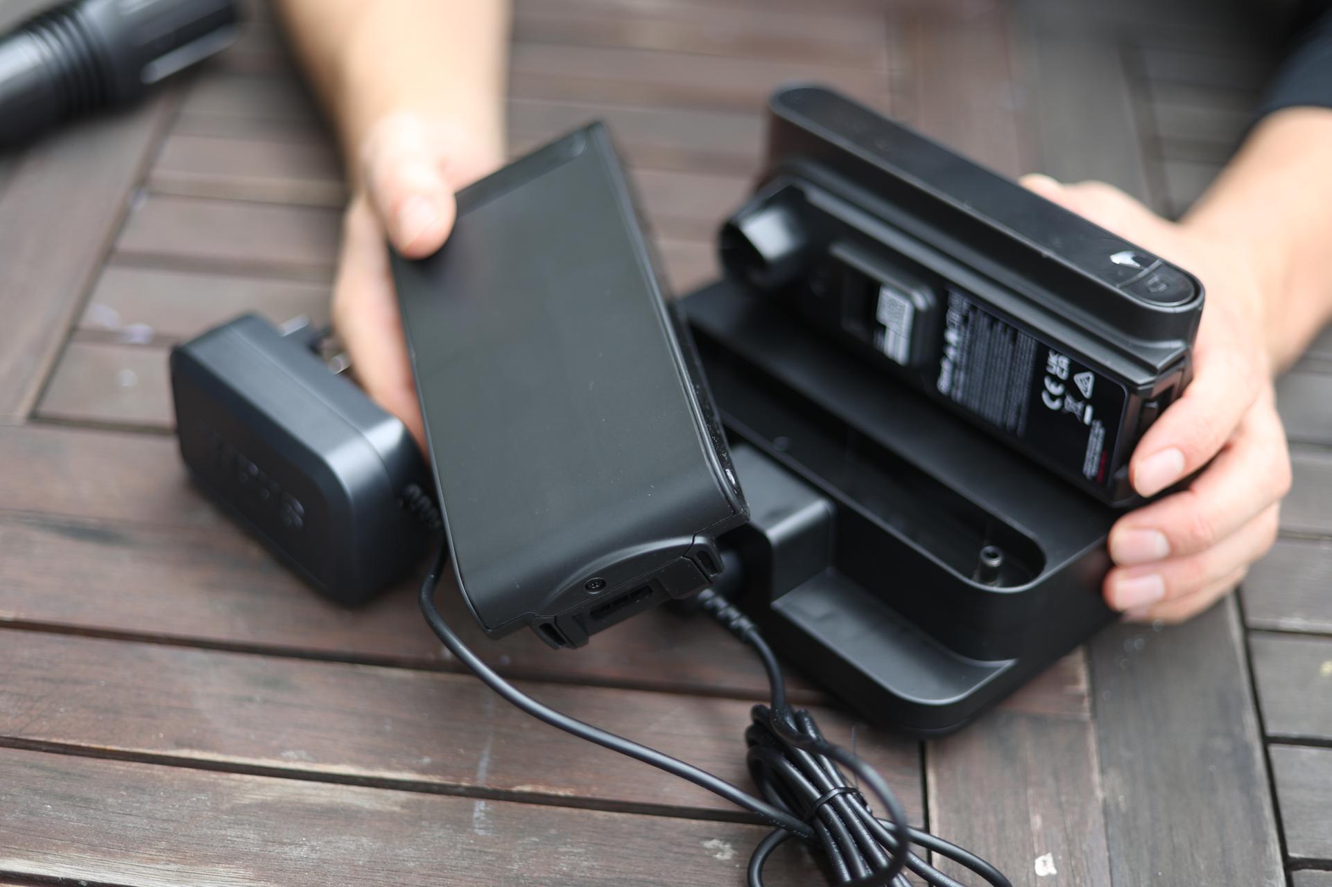 Ladestation für Akkus des Shark Stratos